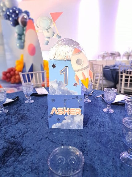 🚀 Astronaut Around the Moon- Centerpiece – Minimum 2 centerpieces