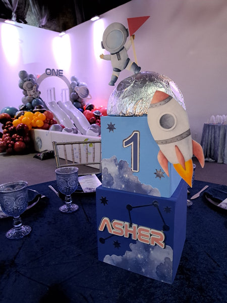 🚀 Astronaut Around the Moon- Centerpiece – Minimum 2 centerpieces